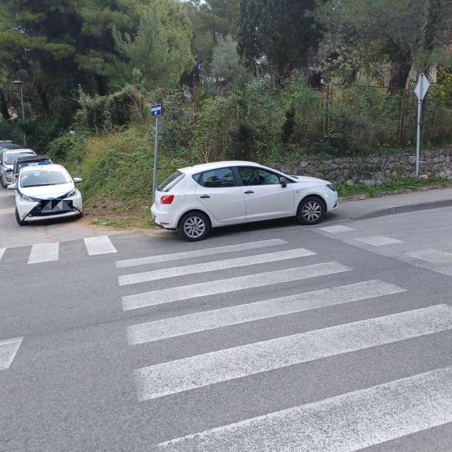 &lt;p&gt;Nepropisno parkirano vozilo u blizini Opće bolnice Dubrovnik&lt;/p&gt;