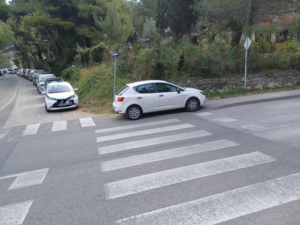 &lt;p&gt;Nepropisno parkirano vozilo u blizini Opće bolnice Dubrovnik&lt;/p&gt;
