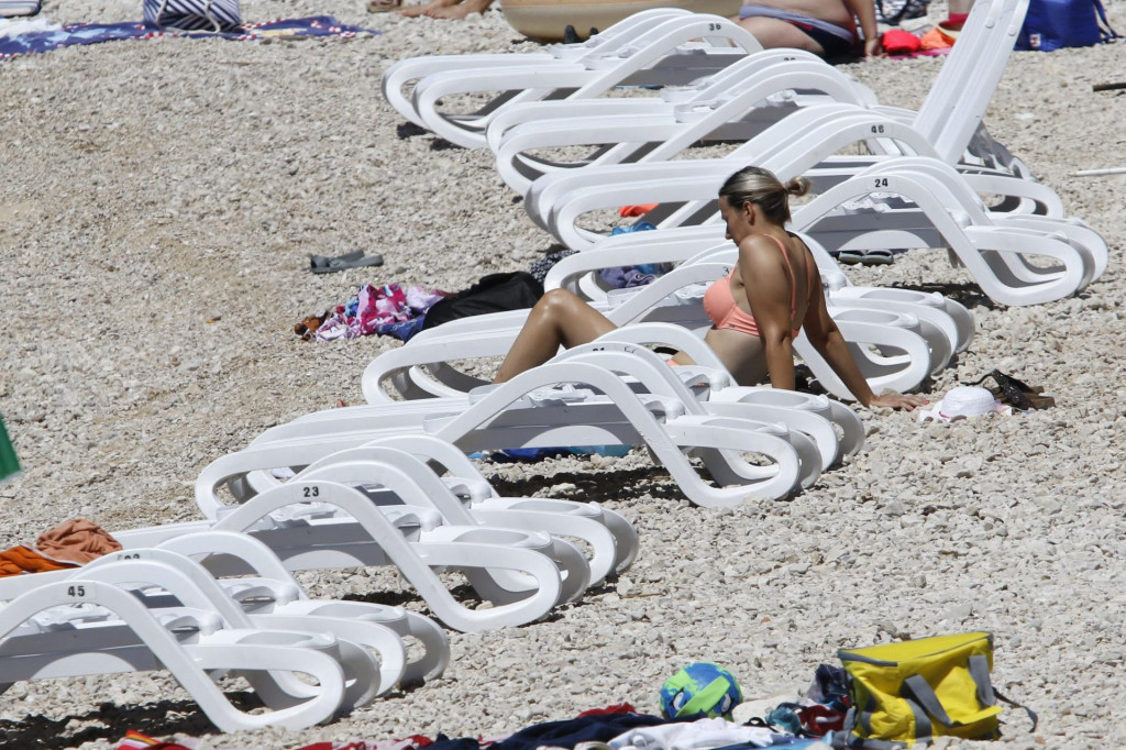 &lt;p&gt;Prijeti li Makaranima nova ‘plastična okupacija’ plaža? Gosti ionako ne mare previše za to...&lt;/p&gt;