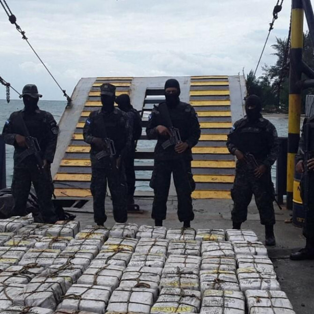 &lt;p&gt;Pripadnici specijalnih pomorskih snaga čuvaju najmanje 1400 kilograma kokaina zaplijenjenog na sjevernoj karipskoj obali Hondurasa (ilustracija)&lt;/p&gt;