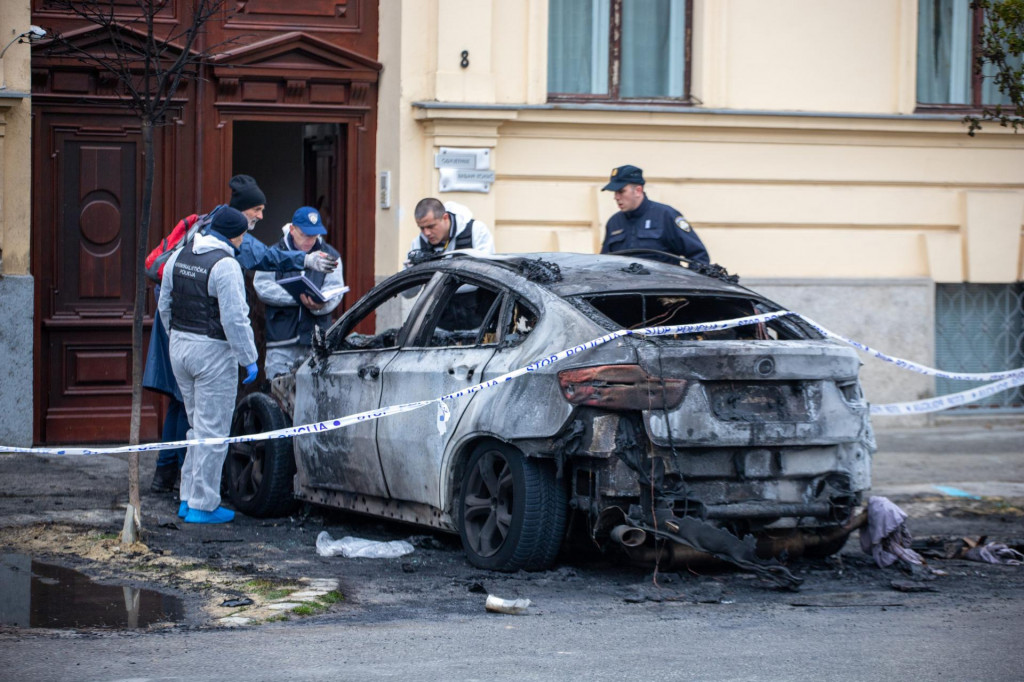 &lt;p&gt;Zapaljeni BMW X6 sutkinje osječkoga Županijskog suda Vlaste Šimenić Kovač otvorio je pitanje i o njenoj imovini. Osumnjičenik još nije pronađen&lt;/p&gt;