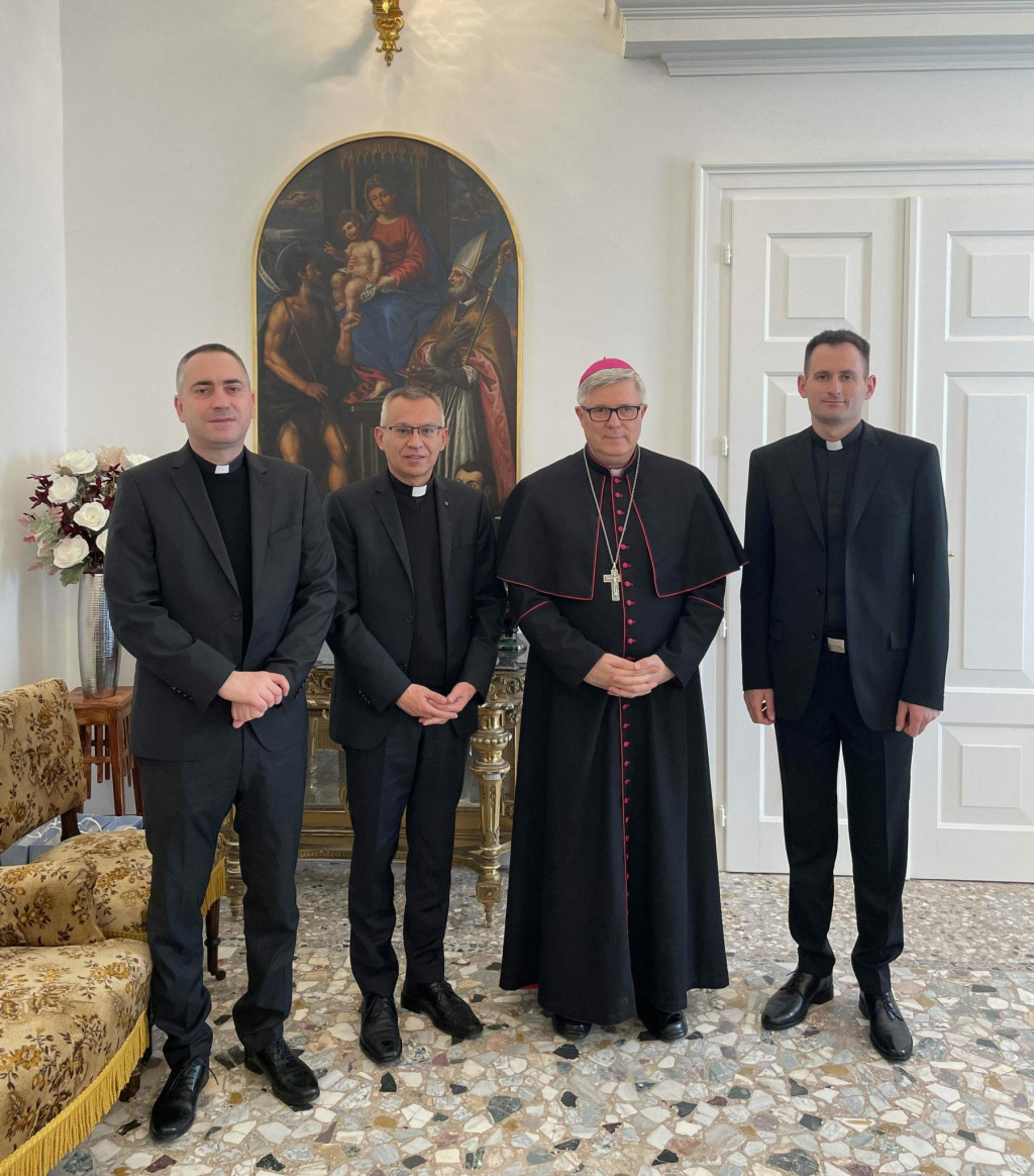 &lt;p&gt;Nadbiskup Milan Zgrablić s novim generalnim vikarom i novim kancelarom Zadarske nadbiskupije&lt;/p&gt;