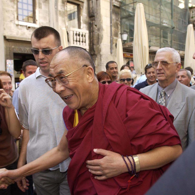 &lt;p&gt;Dalaj Lama u srpnju 2002. godine za vrijeme posjeta Splitu, desno dr. Tonći Šitin&lt;/p&gt;

&lt;p&gt; &lt;/p&gt;