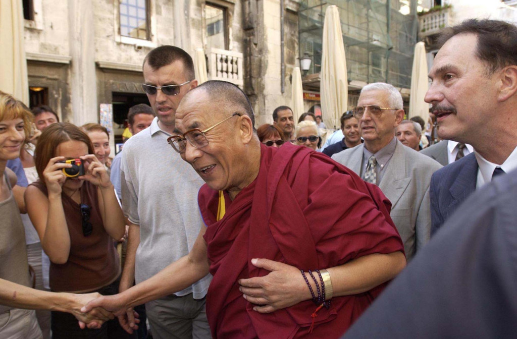 &lt;p&gt;Dalaj Lama u srpnju 2002. godine za vrijeme posjeta Splitu, desno dr. Tonći Šitin&lt;/p&gt;

&lt;p&gt; &lt;/p&gt;