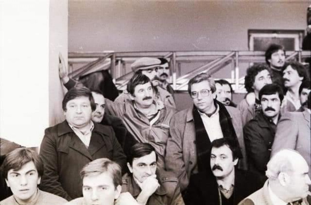 &lt;p&gt;Braća Slavko i Josip Milaković (lijevo, u dnu slike), kao mjeritelji vremena, za zapisničkim stolom na majstorici Šibenka - Bosna 1983. godine - iza leđa su im, među ostalim, stajala i brojna poznata imena, poput Rate Tvrdića, Vinka Bajrovića, Maksima Brkića-Pancirova...&lt;/p&gt;