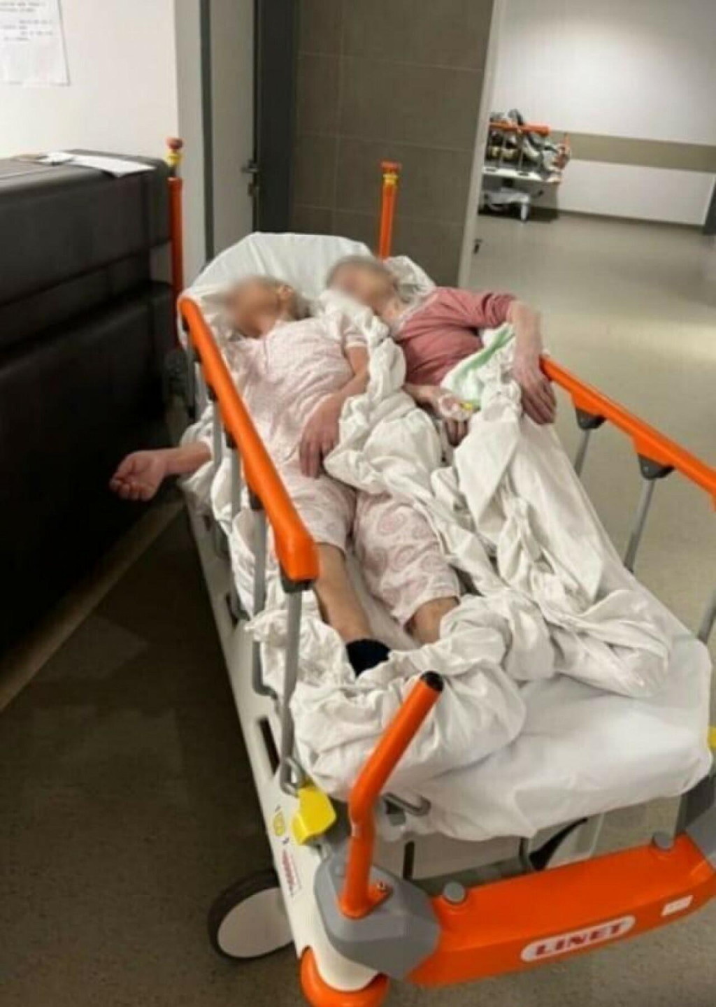 &lt;p&gt;Dvije žene smještene na uskom krevetu u bolnici u Sisku&lt;/p&gt;

&lt;p&gt; &lt;/p&gt;