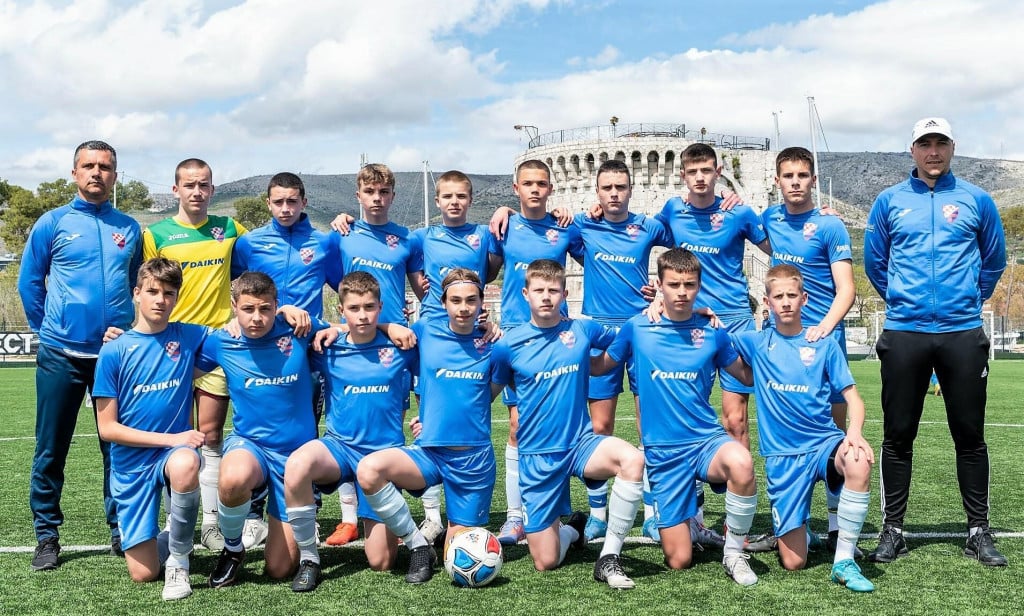 &lt;p&gt;Pioniri GOŠK Dubrovnik 1919. – stoje, s lijeva: Oliver Kljajić, Patrik Geiger, Ivano Kutlić, Tomislav Baselli, Daris Zubović, Toni Ruso, Jakov Obradovic, Bruno Pendo, Matej Ćerić i Damir Žustra, čuče: Paulo Maslać, Teo Gverović, Arijan Đžanković, Josip Matić, Marino Dučić, Marin Marjanović i Toni Novak.&lt;/p&gt;