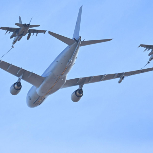 <p>Australski&nbsp;KC-30A, leteći tanker, snabdijeva gorivom dva Horneta u zraku</p>