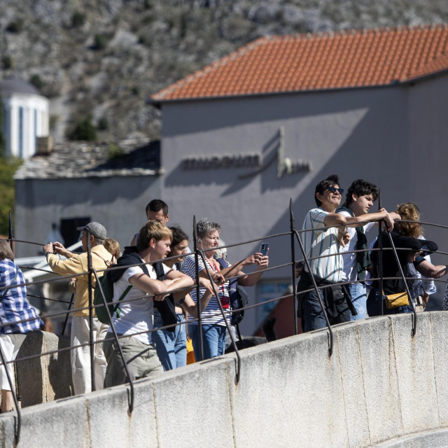 &lt;p&gt;Turisti u Mostaru fotografiraju Stari most, ali i druge građevine&lt;/p&gt;