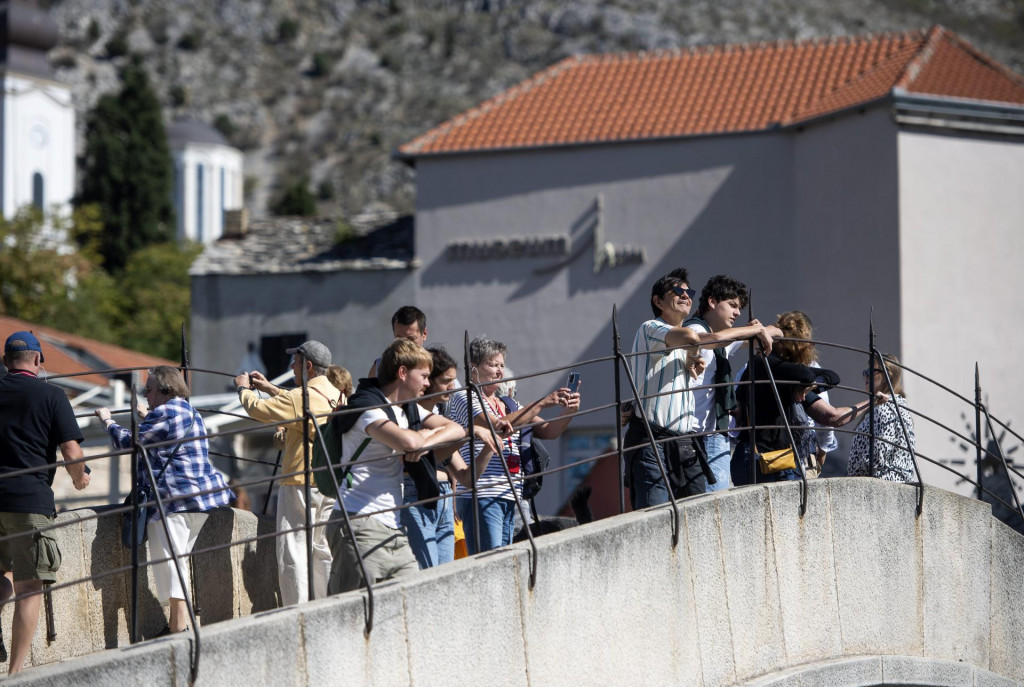 &lt;p&gt;Turisti u Mostaru fotografiraju Stari most, ali i druge građevine&lt;/p&gt;