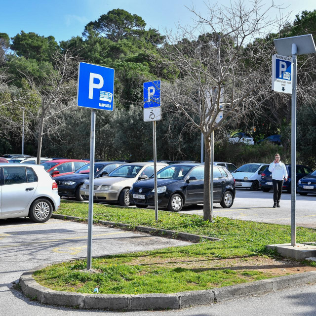 &lt;p&gt;Parking kod Opće bolnice Dubrovnik&lt;/p&gt;

&lt;p&gt;(Ilustracija Cropix)&lt;/p&gt;
