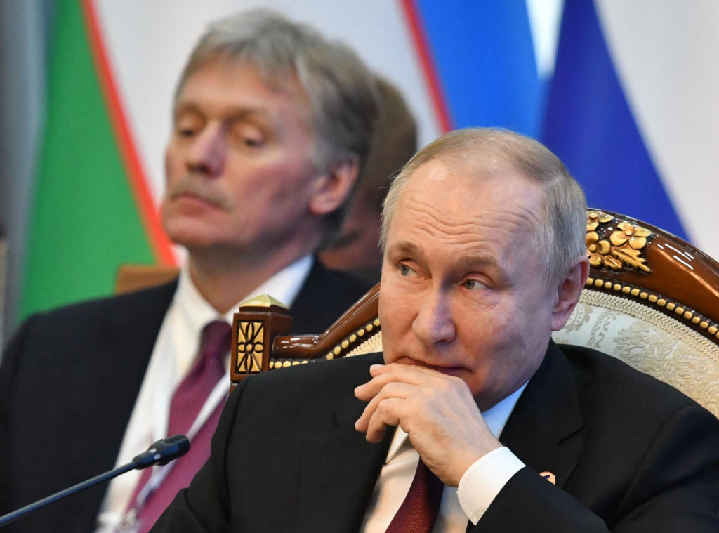 &lt;p&gt;Putin i glasnogovornik Dmitrij Peskov, sin ‘heroja‘&lt;/p&gt;