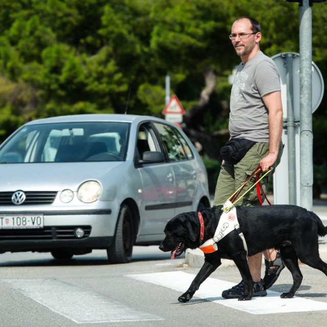 &lt;p&gt;Ivan Tokić, predsjednik Županijske udruge slijepih i njegov pas vodič Voice&lt;/p&gt;
