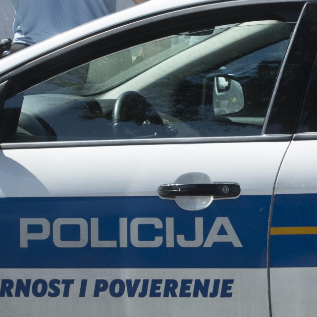 &lt;p&gt;Split, 120721.&lt;br&gt;
U Vukovarskoj ulici kod krizanja s Osijeckom policija je na kratko zaustavil promet zbog incidenta s agresivnim vozacem koji nije zelio s nogostupa preparkirati svoj nepropisno parkirani kombi. Policija je agresivnog vozaca svladala primjenom sile te je vozac priveden.&lt;br&gt;
