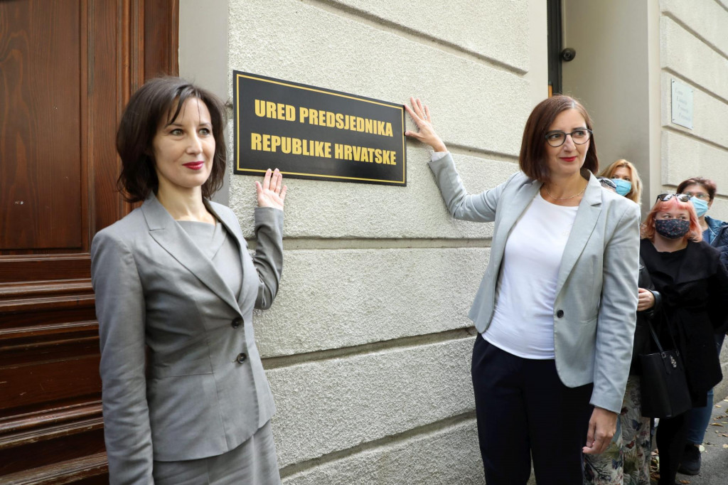 &lt;p&gt;Dalija Orešković i Marijana Puljak prilikom jednog performansa s Milanovićevim uredom&lt;/p&gt;