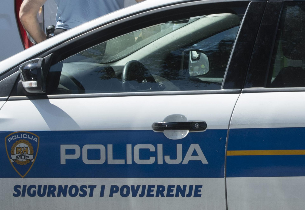 &lt;p&gt;Split, 120721.&lt;br&gt;
U Vukovarskoj ulici kod krizanja s Osijeckom policija je na kratko zaustavil promet zbog incidenta s agresivnim vozacem koji nije zelio s nogostupa preparkirati svoj nepropisno parkirani kombi. Policija je agresivnog vozaca svladala primjenom sile te je vozac priveden.&lt;br&gt;