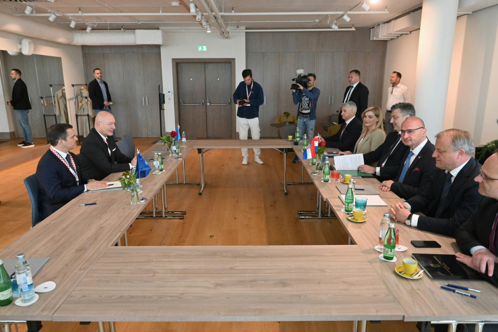 &lt;p&gt;Premijer Plenković s predsjednikom Uprave Dogus Grupe Feritom Faikom Sahenkom i regionalnim direktorom Dogus grupe Burakom Baykanom&lt;/p&gt;