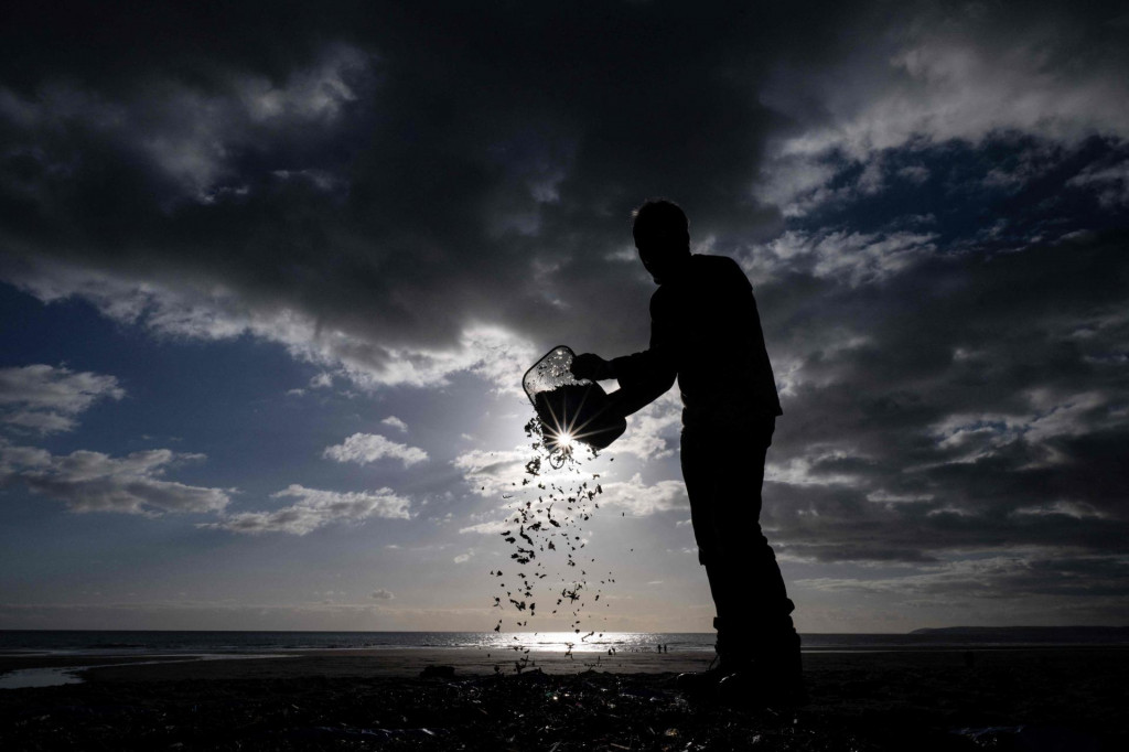 &lt;p&gt;Čišćenje plaže od plastike u zaljevu Whitesand u jugozapadnoj Engleskoj&lt;/p&gt;