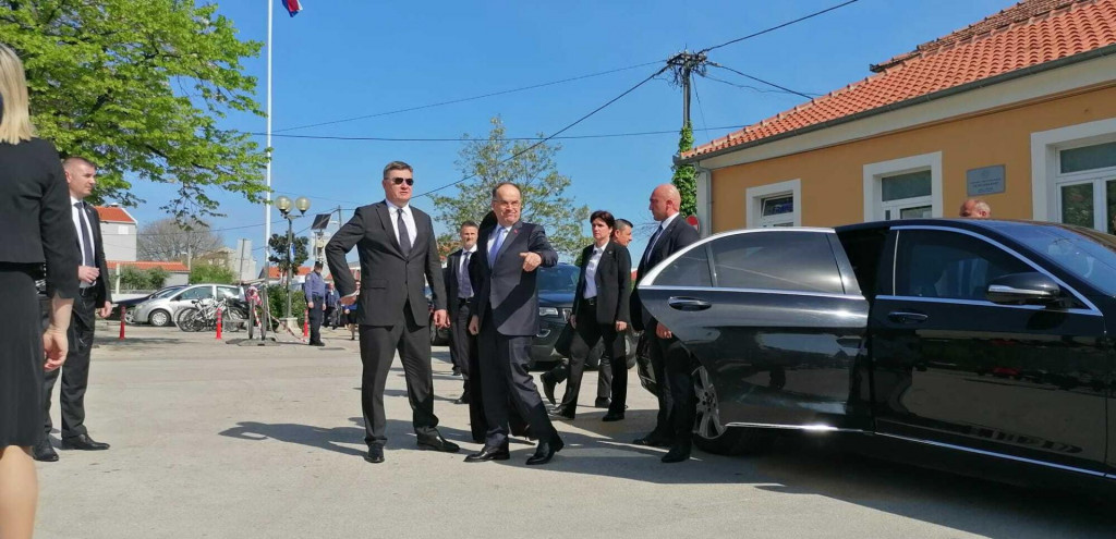 &lt;p&gt; Predsjednik Zoran Milanović dočekao je svog albanskog kolegu na središnjem trgu u Arbanasima&lt;/p&gt;