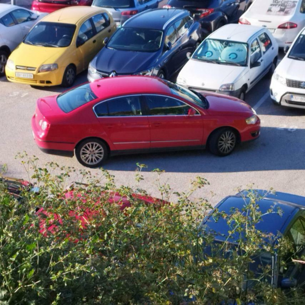 &lt;p&gt;Crveni VW passat bosanskohercegovačkih registarskih oznaka&lt;/p&gt;