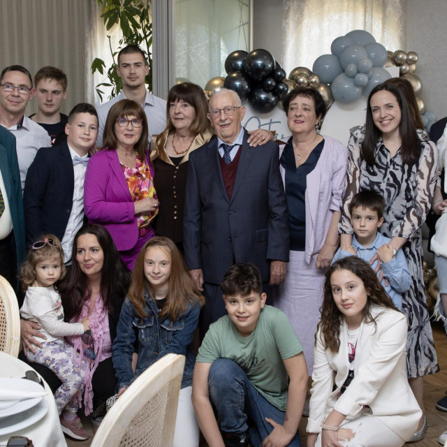&lt;p&gt;Petar Garafulić s kćerima, unučadi i praunučadi&lt;/p&gt;