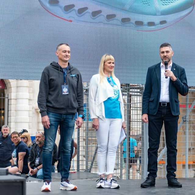 &lt;p&gt;Alen Bošković, voditeljica Darjja Žanetić, i gradonačelnik Mato Franković, koji j otvorio DuMotion&lt;/p&gt;