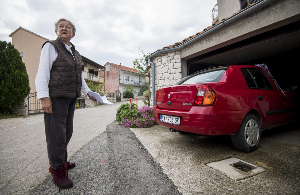 &lt;p&gt;Marija Višnjić pred svojom kućom na Mažuricama i pred garažom iz koje ne može izići autom&lt;/p&gt;