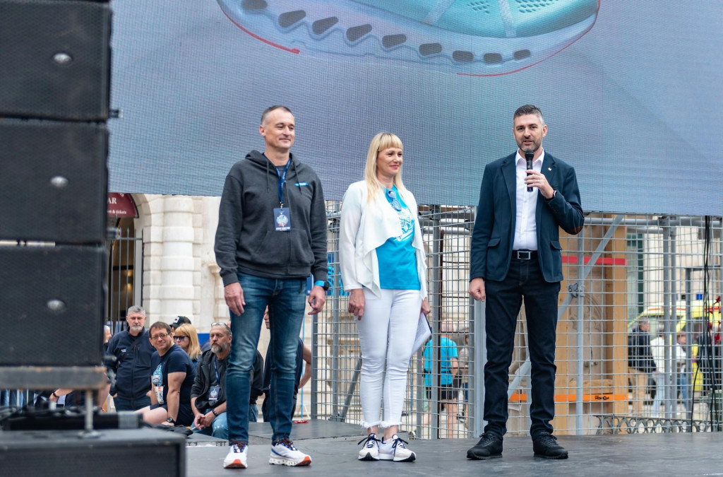 &lt;p&gt;Alen Bošković, voditeljica Darjja Žanetić, i gradonačelnik Mato Franković, koji j otvorio DuMotion&lt;/p&gt;