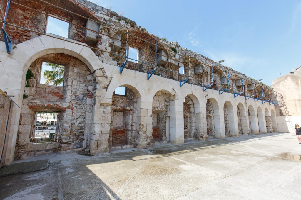 &lt;p&gt;Oštećeni južni zid Dioklecijanove palače ceka obnovu&lt;/p&gt;