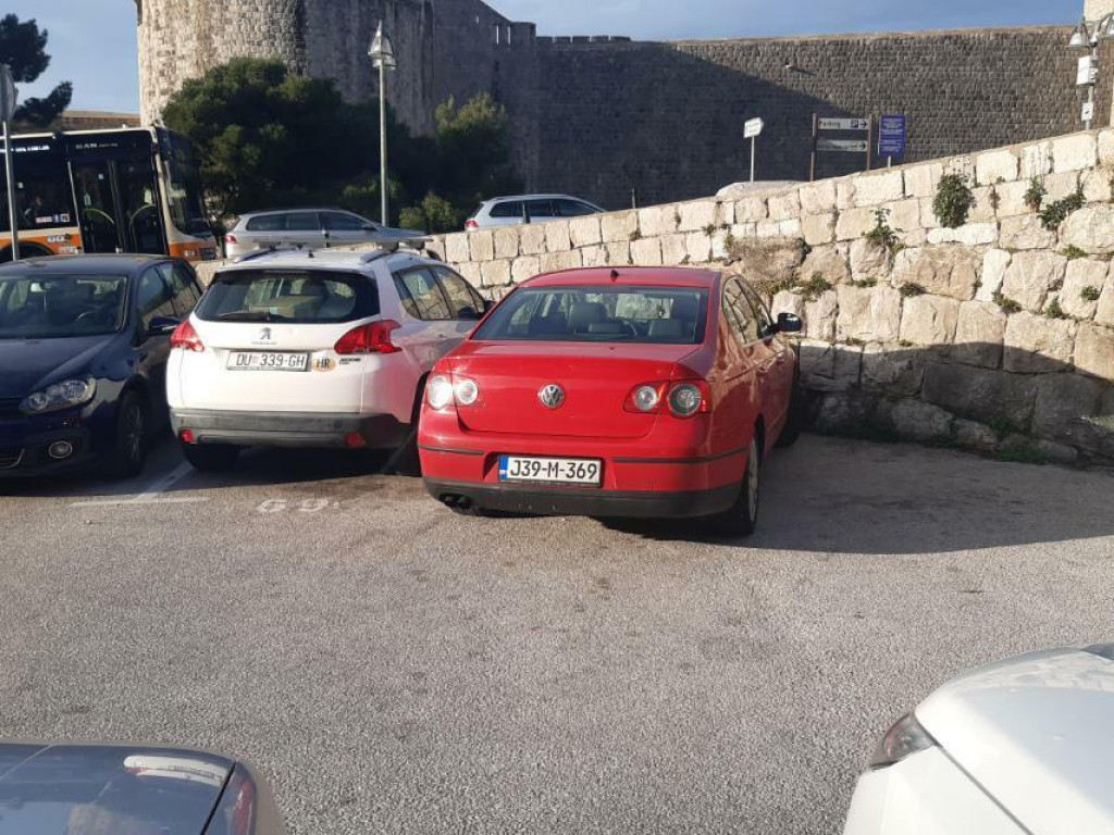 &lt;p&gt;Crveni VW passat bosanskohercegovačkih registarskih oznaka&lt;/p&gt;