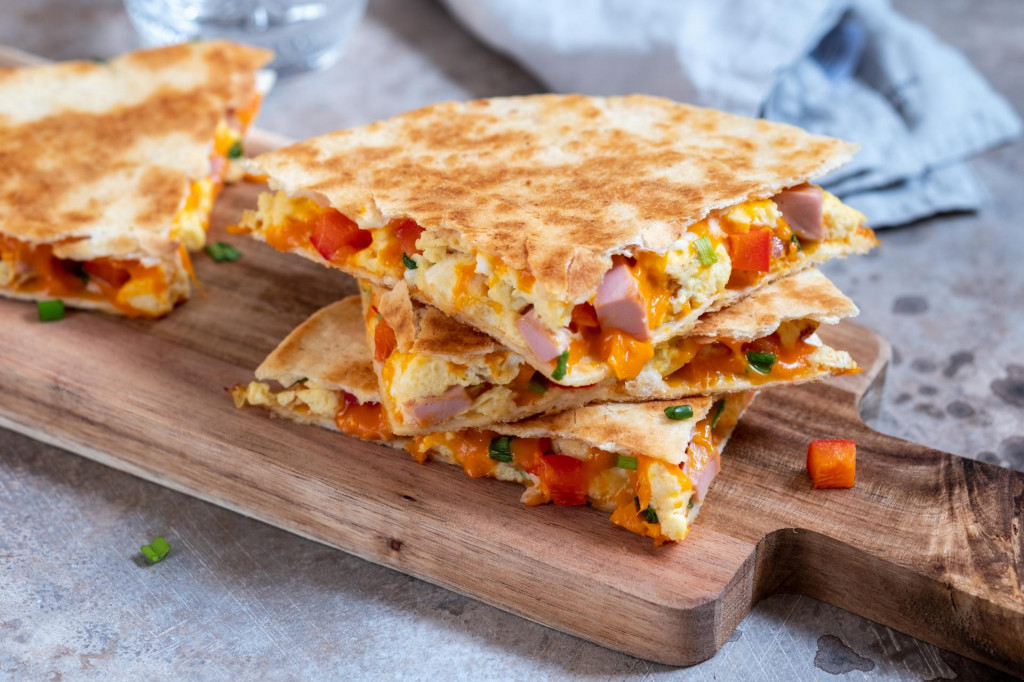 &lt;p&gt;Quesadilla with scramble eggs, vegetables, ham and cheese&lt;/p&gt;
