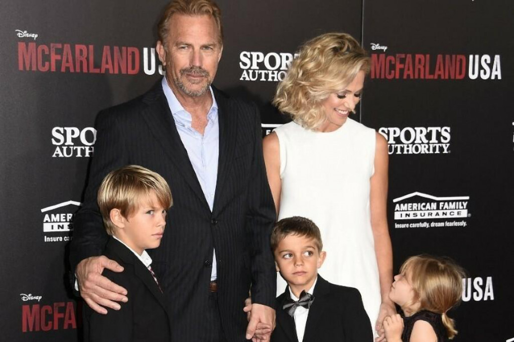 &lt;p&gt;Kevin Costner sa suprugom Christine Baumgartner i njihovo troje djece, Hayes Loganom, Caydenom Wyattom i Grace Avery&lt;/p&gt;
