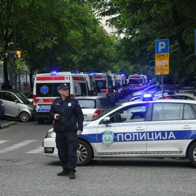&lt;p&gt;Policija ispred škole na beogradskom Vračaru nakon krvoprolića &lt;/p&gt;