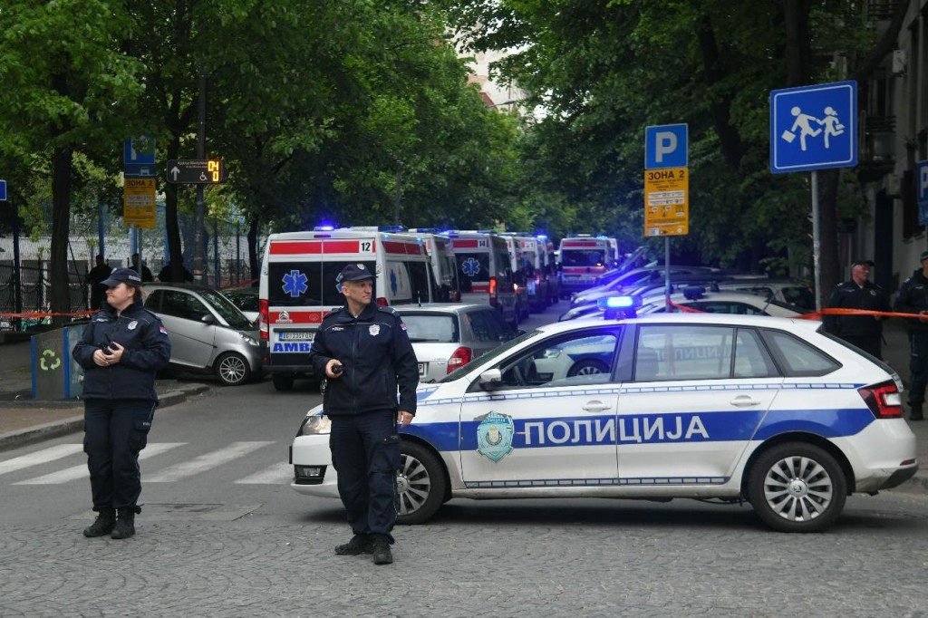 &lt;p&gt;Policija ispred škole na beogradskom Vračaru nakon krvoprolića &lt;/p&gt;