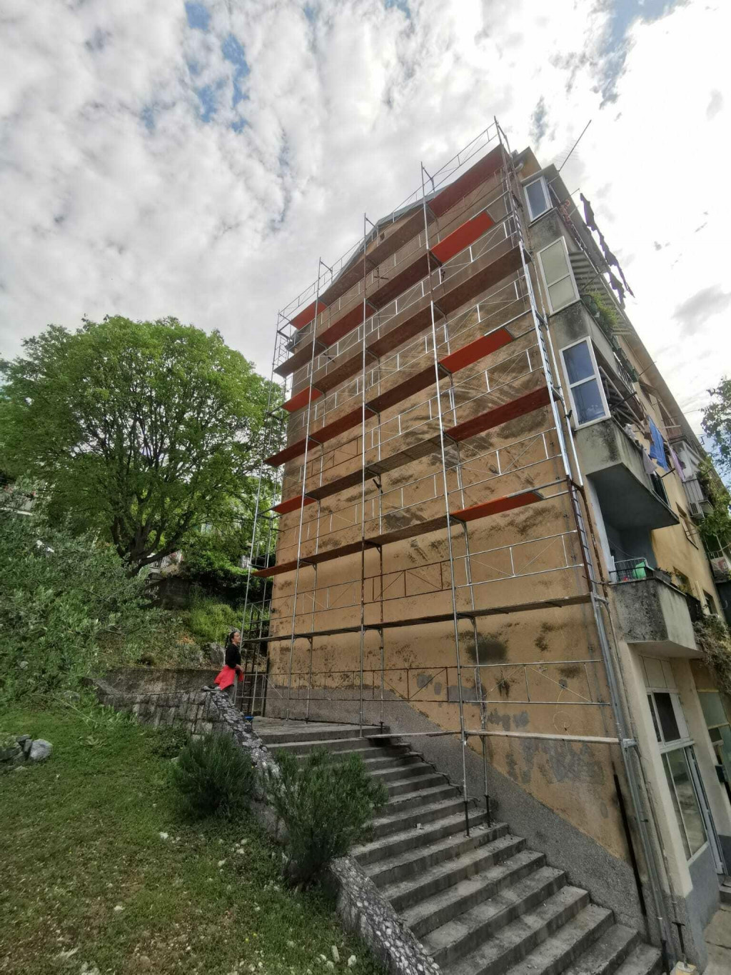 &lt;p&gt;fasada koja će uskoro biti podloga golemom muralu Tee Jurišić&lt;/p&gt;