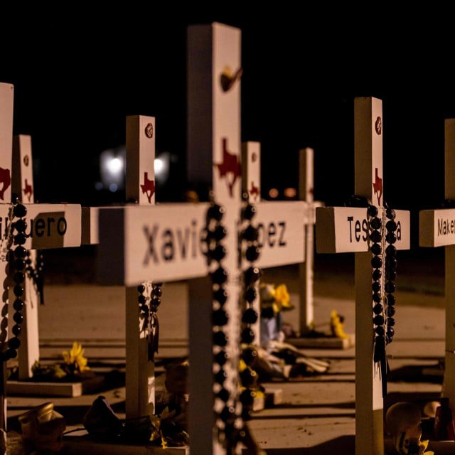 &lt;p&gt;Spomenik za 19 djece i dvoje odraslih ubijenih 24. svibnja 2022. tijekom masovne pucnjave u osnovnoj školi Robb u Teksasu&lt;/p&gt;