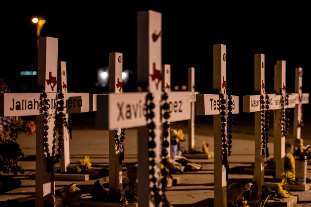 &lt;p&gt;Spomenik za 19 djece i dvoje odraslih ubijenih 24. svibnja 2022. tijekom masovne pucnjave u osnovnoj školi Robb u Teksasu&lt;/p&gt;