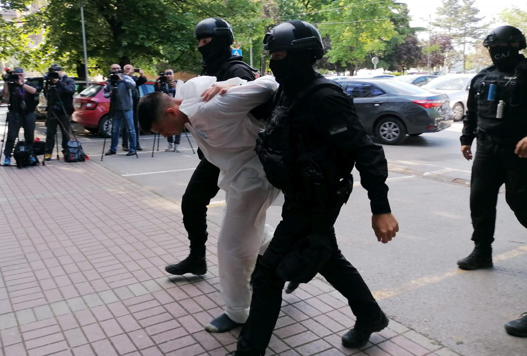 &lt;p&gt;Policajci privode U. B.-a u policijsku postaju u Smederevu&lt;br&gt;
 &lt;/p&gt;