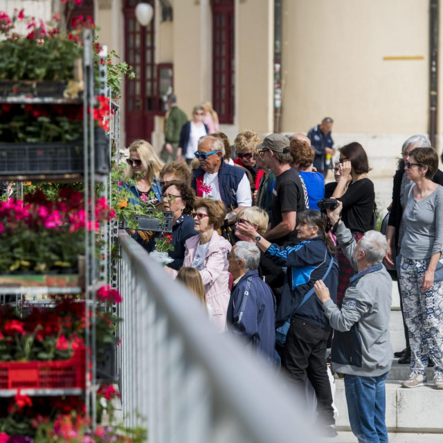 &lt;p&gt;Zeleni grad Šibenik u suradnji s gradskom pravom podijelio je dvije tisuće sadnica sezonskog cvijeća građanima na Poljani&lt;br&gt;
 &lt;/p&gt;