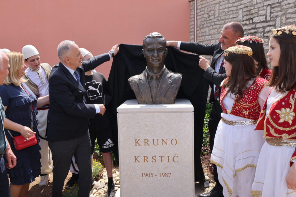 &lt;p&gt;U osnovnoj skoli Krune Krstica u Arbanasima danas je svecano otkrivena bista dr. Krune Krstica i svecano dodijeljena priznanja u organizaciji Diplomatske misije Mir i prosperitet.&lt;br&gt;