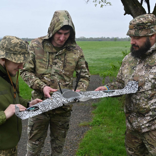 &lt;p&gt;Ukrajinski vojnici s borbenim dronom kućne izrade&lt;/p&gt;