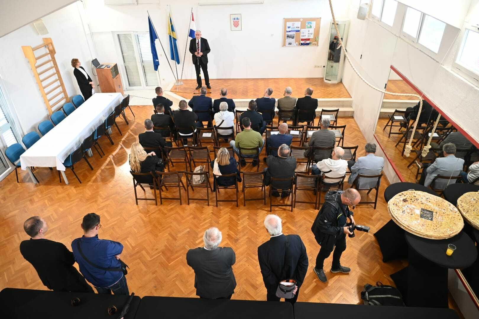 Slobodna Dalmacija Velika Fe Ta Na Ulazu U Grad Sjatila Se Tamo