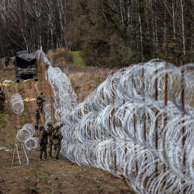 &lt;p&gt;Poljski vojnici utvrđuju žičanu ogradu u regiji oko Kalinjingrada kako bi spriječili ilegalne ulaske u zemlju&lt;/p&gt;