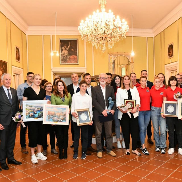 &lt;p&gt;Nagrađeni s predsjednikom županijske Zajednice športa Blažom Pezom i županom Nikolom Dobroslavićem&lt;/p&gt;