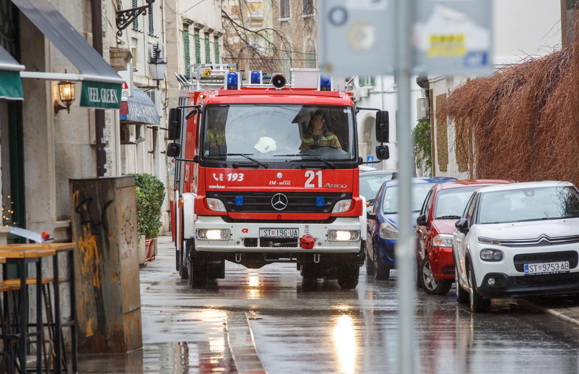 Slobodna Dalmacija Ludi Dan Za Splitske Vatrogasce Zapalila Se Dizalica U Sjevernoj Luci