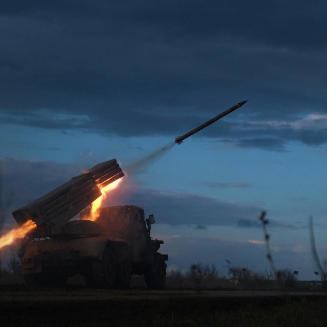 &lt;p&gt;Ukrtajinske snage pucaju iz raketnog lansera BM-21 Grad šrema ruskim položajima u okolici Bahmuta &lt;/p&gt;