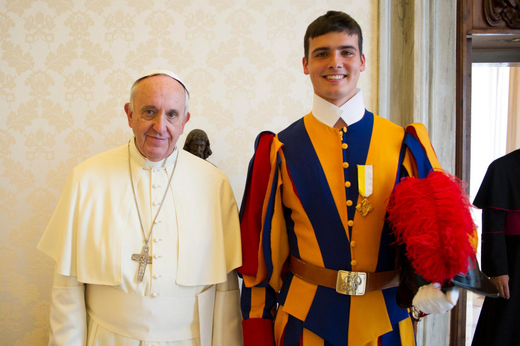 &lt;p&gt;Švicarski gardist Ivan Šarić s papom Franjom koji mu je poslao osobnu čestitku povodom ulaska u svećenstvo &lt;/p&gt;