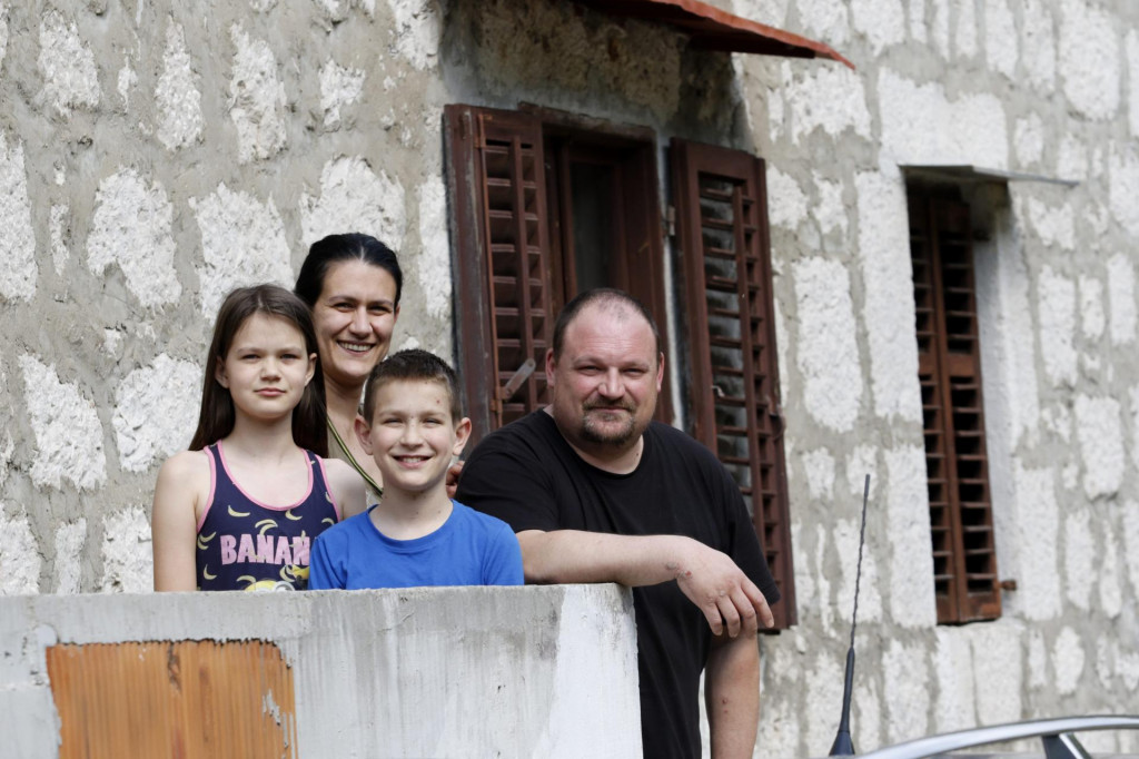 &lt;p&gt;Matija i Ante Rakić s djecom čine pola populacije Višnjice&lt;/p&gt;