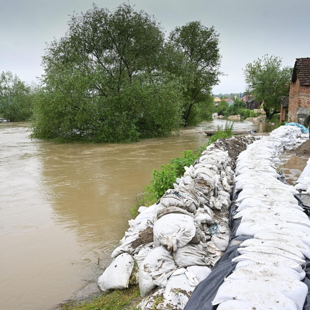 &lt;p&gt;Zbog jakih oborina rijeka Una se izlila iz korita i poplavila grad i okolicu. Hrvatska vojska pomaze u obrani od poplava.&lt;/p&gt;