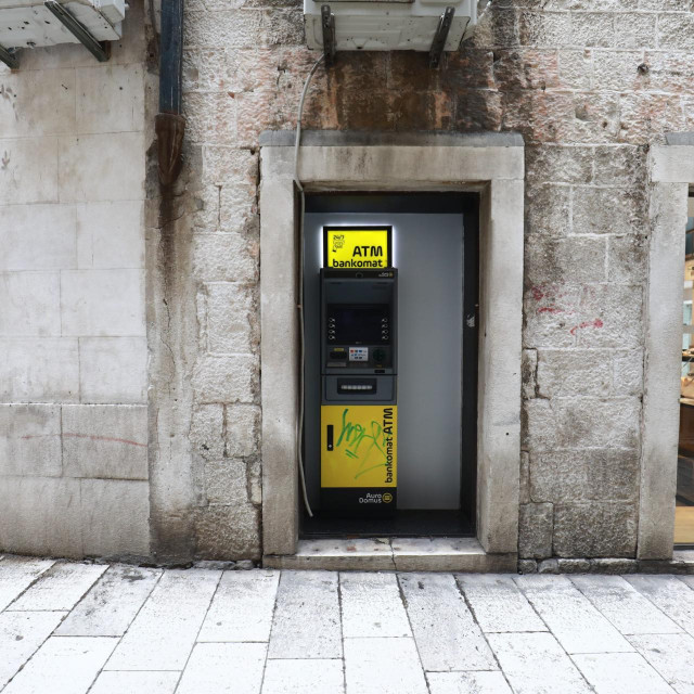 &lt;p&gt;Split, 110323.&lt;br&gt;
Bankomati u centru Dioklecijanove palace uvuceni pola metra unutar objekta.&lt;br&gt;